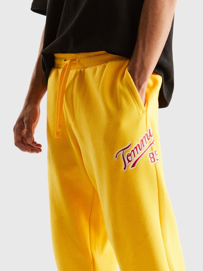 Tommy Jeans College Logo Relaxed Men's Jogger Yellow | p2JhEtDxBIED