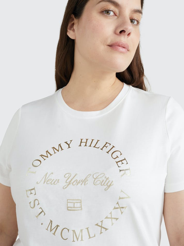 Tommy Hilfiger Curve Metallic Logo Women's T Shirts White | 2KNcUDgIJVSJ