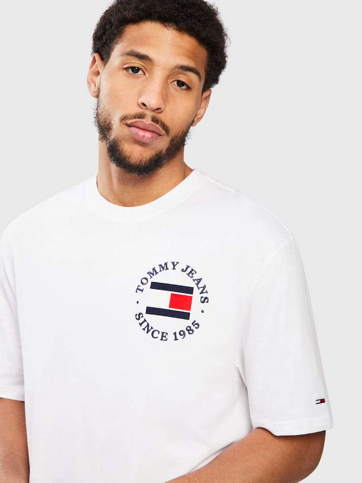 Tommy Jeans Flocked Flag Skater Men's T Shirts White | 2tlpmwPQC8Nf