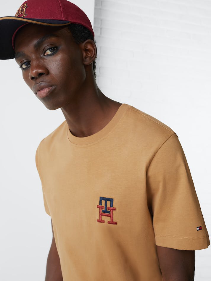 Tommy Hilfiger TH Monogram Essential Embroidery Men's T Shirts Khaki | a7GWcaAlXgrs